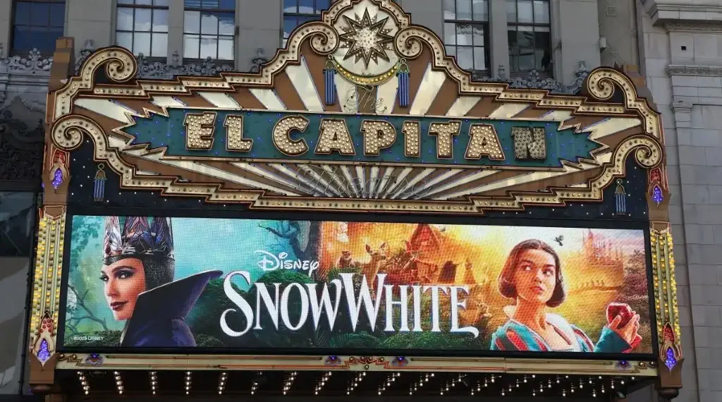 La marquesina del teatro El Capitán durante el estreno mundial de "Blancanieves" de Disney en Los Ángeles. (AFP)