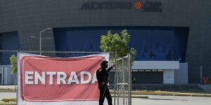 Operativo estatal libera estacionamiento del Estadio Cuauhtémoc de cobros indebidos