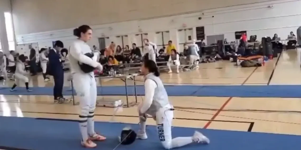El momento es que la esgrimista Stephanie Turner (de rodillas) se niega a competir contra Redmond Sullivan. (Especial)