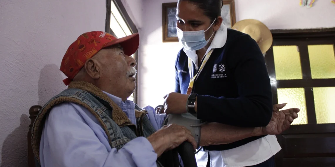 Secretaría del Bienestar ofrece atención médica a domicilio a adultos mayores
