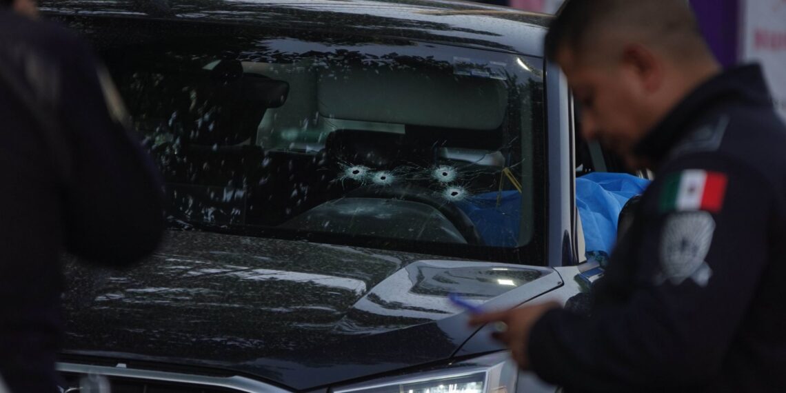 Ximena Guzmán, secretaria particular de la jefa de Gobierno Clara Brugada, y su asesor José Muñoz fueron asesinados a balazos sobre Avenida Tlalpan al cruce con Eje 4 Xola, alcaldía Benito Juárez. 
(GALO CAÑAS/CUARTOSCURO.COM)