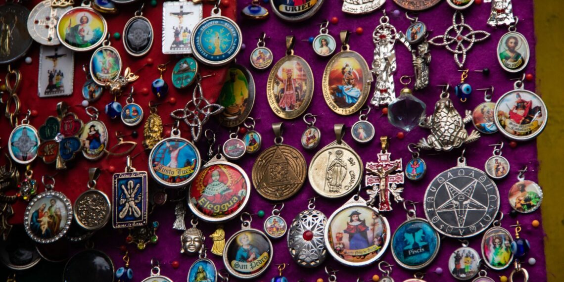 Amuletos para la Buena Suerte y prosperidad en el Año Nuevo, en el Mercado de Sonora. (Cuartoscuro)
