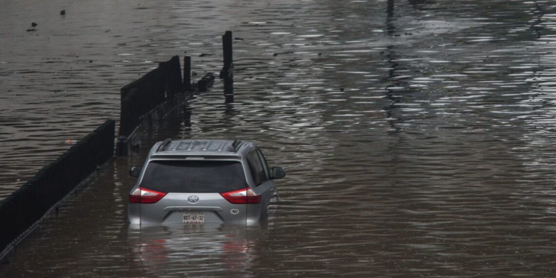 En la temporada de lluvias es común ver que los conductores se lanzan a corrientes poniendo en riesgo su integridad. (FOTO: CRISANTA ESPINOSA AGUILAR /CUARTOSCURO.COM)