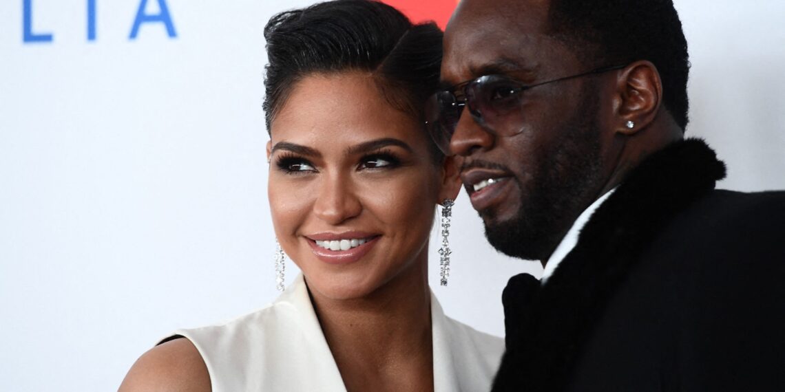 Cassie Ventura junto a P Diddy en una aparición pública en 2018.(Photo by Jewel SAMAD / AFP)