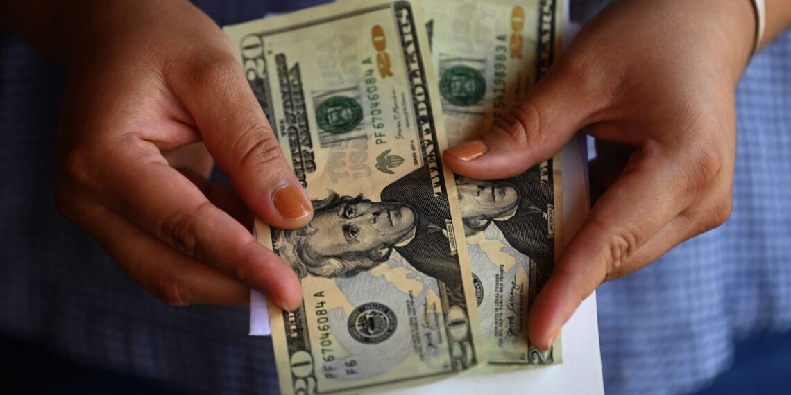 El peso de las remesas en México rondan el 4% del PIB.(Photo by MARVIN RECINOS / AFP)