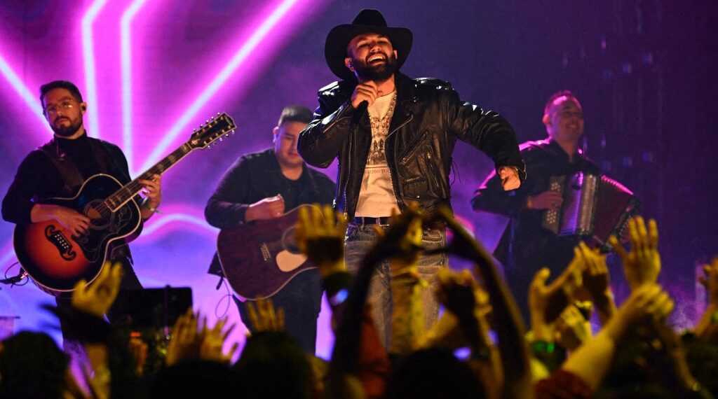 Luis R. Conriquez se ha vuelto una figura en el ojo nacional después de su desafortunado cierre en la Feria de Texcoco. (Photo by Jason Koerner / GETTY IMAGES NORTH AMERICA / Getty Images via AFP)