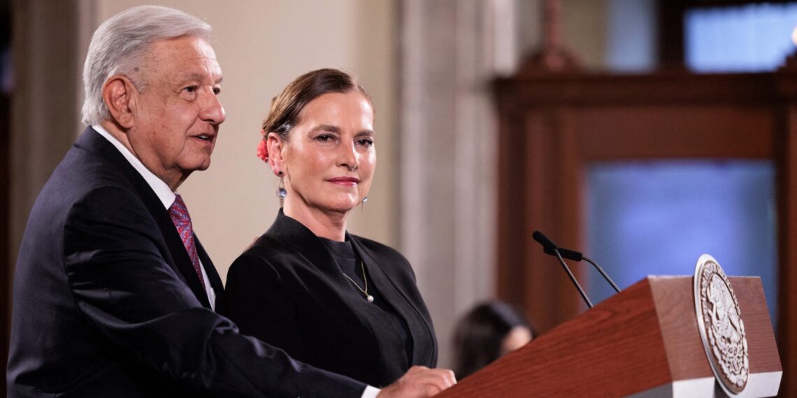 Andrés Manuel López Obrador junto a su esposa Beatriz Gutiérrez Müller. (Photo by Handout / Mexican Presidency / AFP) / RESTRICTED TO EDITORIAL USE - MANDATORY CREDIT "AFP PHOTO / MEXICAN PRESIDENCY" - NO MARKETING NO ADVERTISING CAMPAIGNS - DISTRIBUTED AS A SERVICE TO CLIENTS