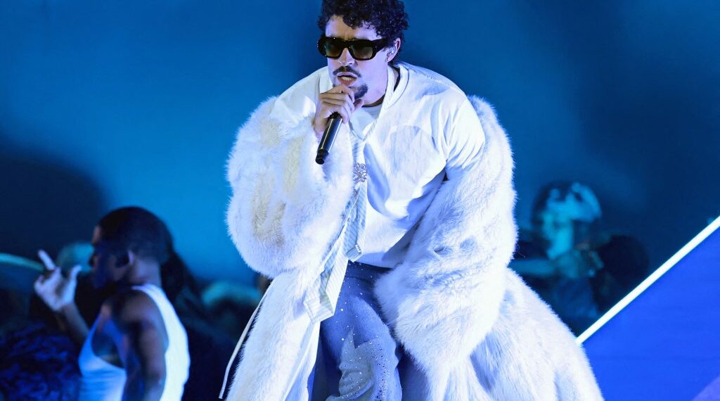 Bad Bunny ofrecerá una gira global que iniciará en Santo Domingo. (Photo by Monica Schipper / GETTY IMAGES NORTH AMERICA / Getty Images via AFP)