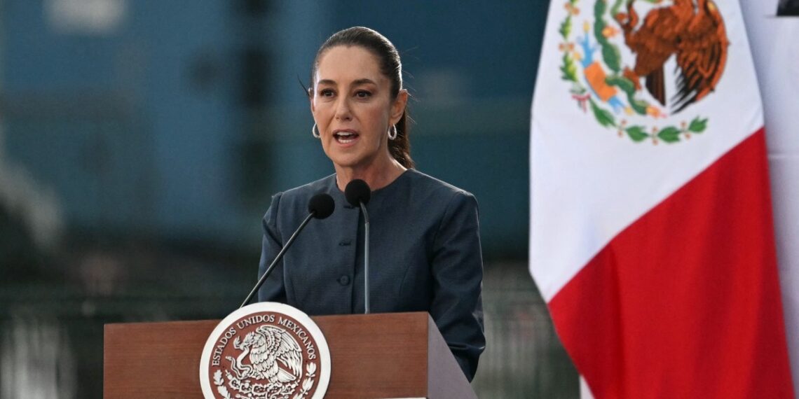 Claudia Sheinbaum exige transparencia en el proceso legal con el Cártel de Sinaloa. (Photo by YURI CORTEZ / AFP)