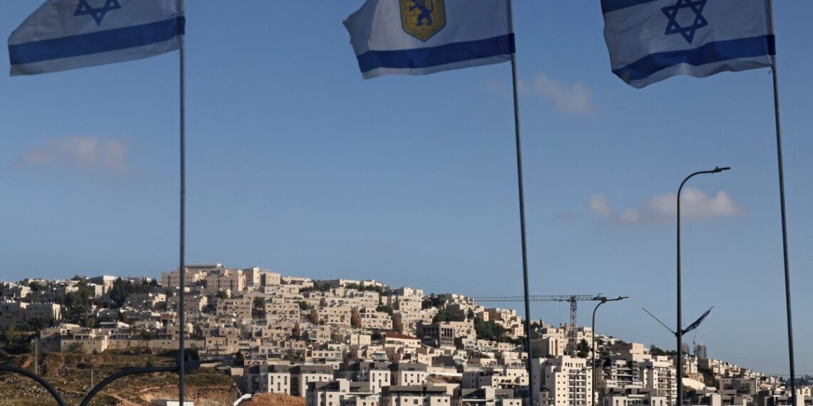 Los israelíes se han instalado arbitrariamente en territorios palestinos asesinando y desplazando familias que tenían generaciones viviendo en la región. (Photo by AHMAD GHARABLI / AFP)
