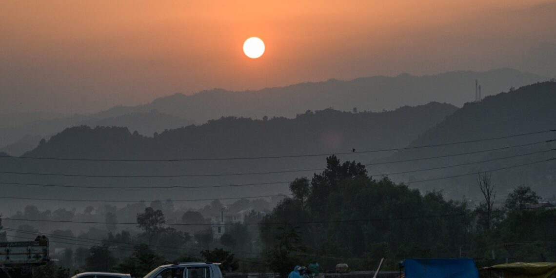 Cachemira es una región en la que tanto indios como pakistaníes reclaman su soberanía. (Photo by Punit PARANJPE / AFP)