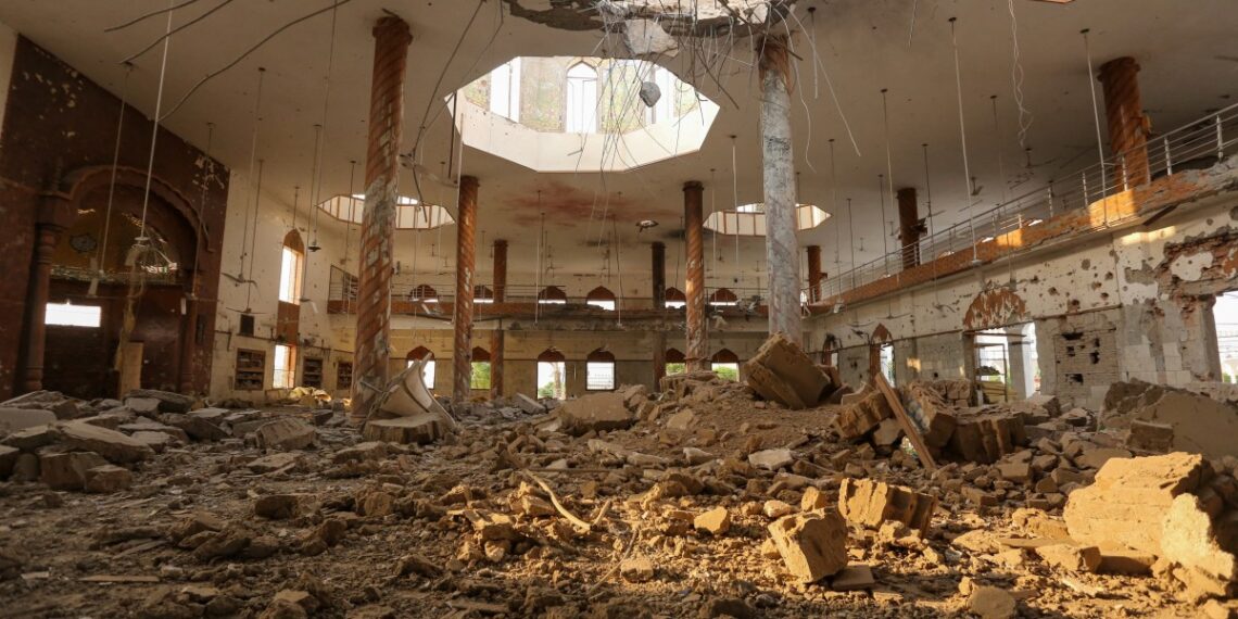 Daños en una mezquita en territorio pakistaní. (Photo by Shahid Saeed MIRZA / AFP)