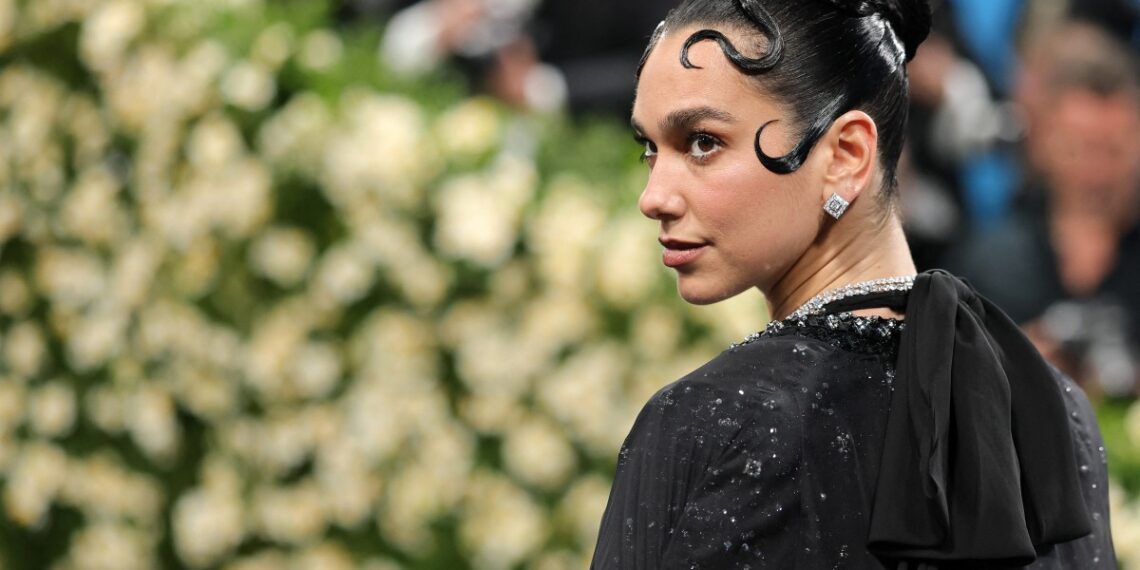 La cantante británica Dua Lipa es una de las firmantes que busca una legislación clara y segura para el trabajo artístico. (Photo by Dia Dipasupil / GETTY IMAGES NORTH AMERICA / Getty Images via AFP)