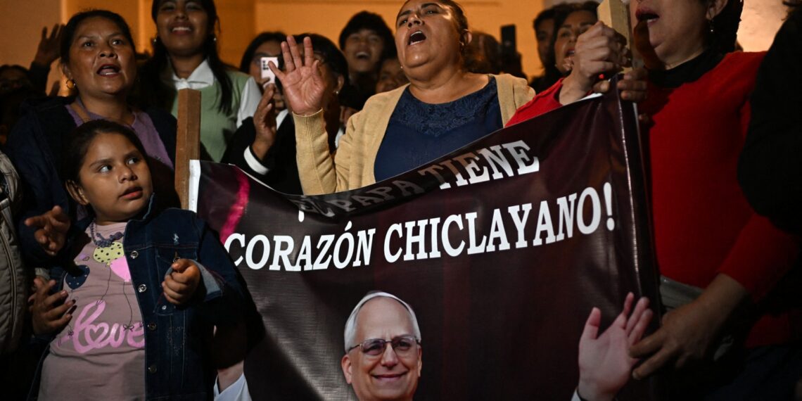 Robert Francis Prevost hizo una tarea pastoral muy amplia en Perú, por lo que su comunidad lo recuerda y apoya con emoción. (Photo by ERNESTO BENAVIDES / AFP)