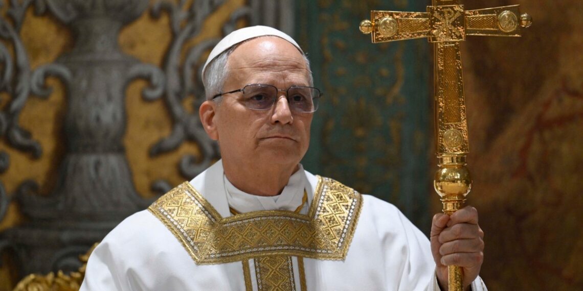 Las medidas de Donald Trump preocupan al nuevo papa. (Photo by Handout / VATICAN MEDIA / AFP)