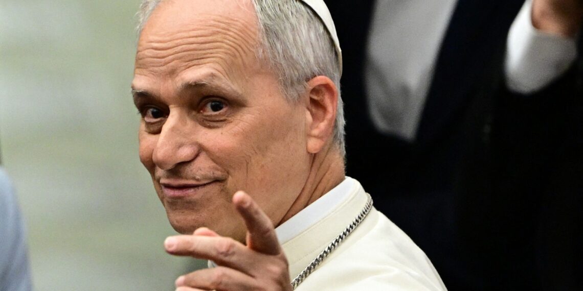 El papa León XIV busca el dialogo para terminar conflictos. (Photo by Tiziana FABI / AFP)