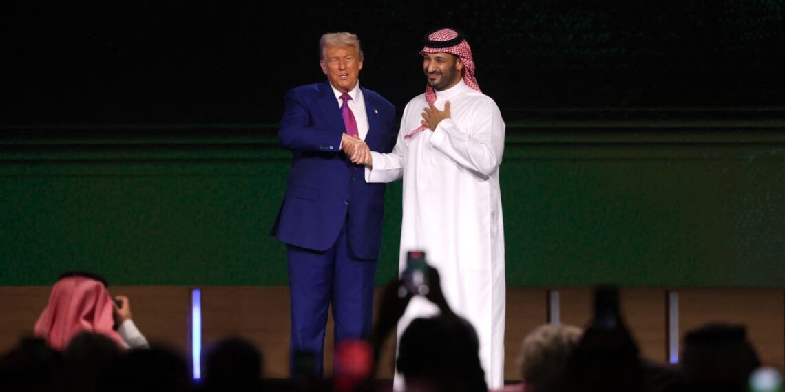 Donald Trump, presidente de Estados Unidos, junto a Mohammed bin Salman, príncipe de Arabia Saudita. (Photo by Fayez NURELDINE / AFP)