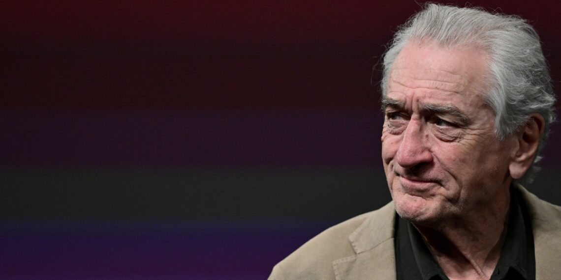 Robert De Niro durante su aparición en la 78° edición del Festival de Cine de Cannes. (Photo by Miguel MEDINA / AFP)