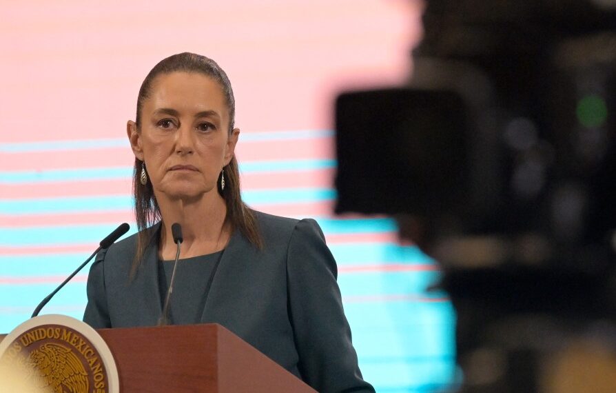 Claudia Sheinbaum declaró que la CNTE no cumplió con una de las reuniones previas al 15 de mayo. (Photo by Alfredo ESTRELLA / AFP)