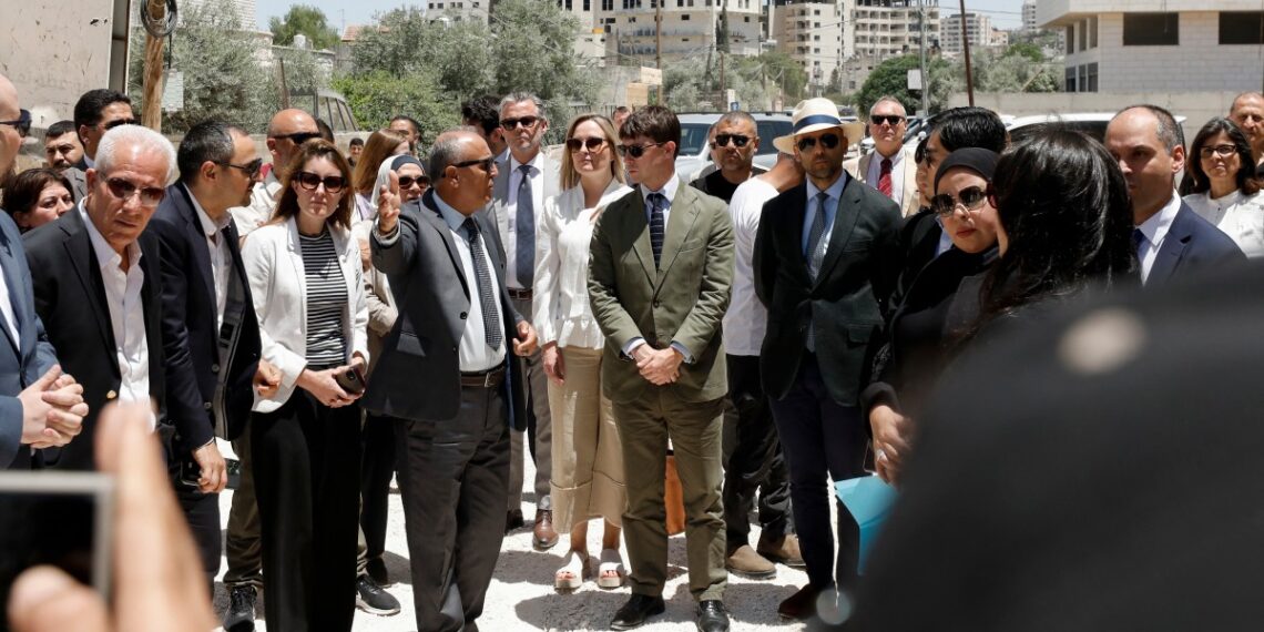 Diplomáticos de 30 países fueron atacados a tiros en la Cisjordania ocupada por el ejército de Israel, generando reacciones en la Unión Europea. (Photo by Mohammad MANSOUR / AFP)