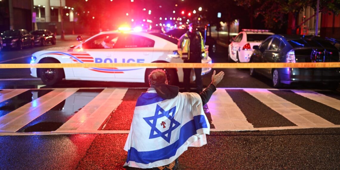 Las autoridades tienen identificado al agresor que cobró la vida de dos funcionarios de la Embajada de Israel. (Photo by Alex WROBLEWSKI / AFP)