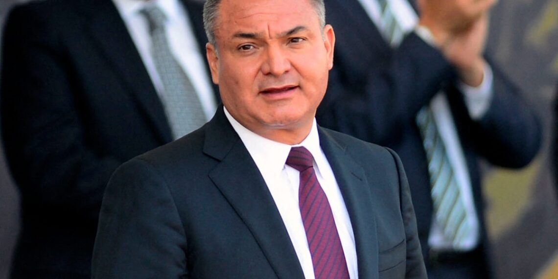 Genaro García Luna está purgando una pena por mútiples delitos ocurriendos en el periodo presidencial de Felipe Calderón, pero que se extendieron durante dos sexenios más, hasta que fue detenido en 2019. (Photo by ALFREDO ESTRELLA / AFP)