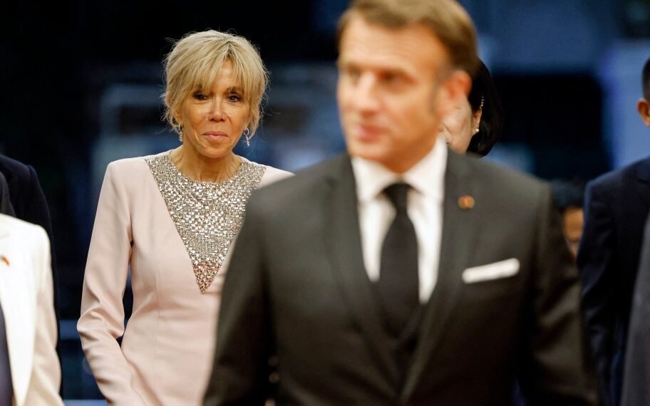 Brigitte Macron y Emmanuel Macron protagonizaron un momento viral en su llegada a Vietnam. (Photo by Ludovic MARIN / AFP)