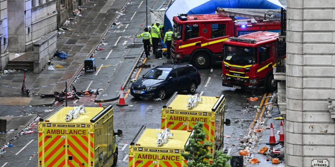 La policía acordonó la zona del ataque en pleno centro de Liverpool. (Photo by Paul ELLIS / AFP)
