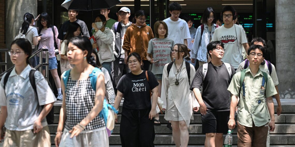 Los estudiantes chinos suman una matricula de 270,000 en las universidades estadounidenses, siendo la segunda nacionalidad con más visados. (Photo by Jade GAO / AFP)