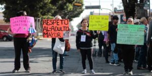 Protestan abuelos por maltratos y restricciones en la Casa del Abue