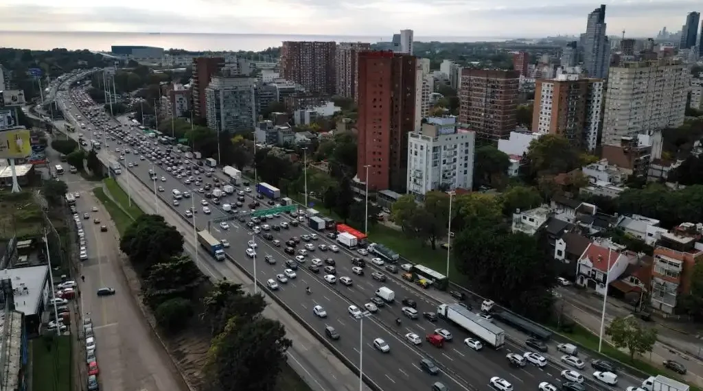 Vista aérea del tráfico en la avenida General Paz de Buenos Aires, Argentina. (AFP)