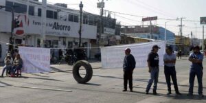 Ejidatarios cierran Valsequillo y Las Torres; conflicto agrario deja varados a usuarios del RUTA