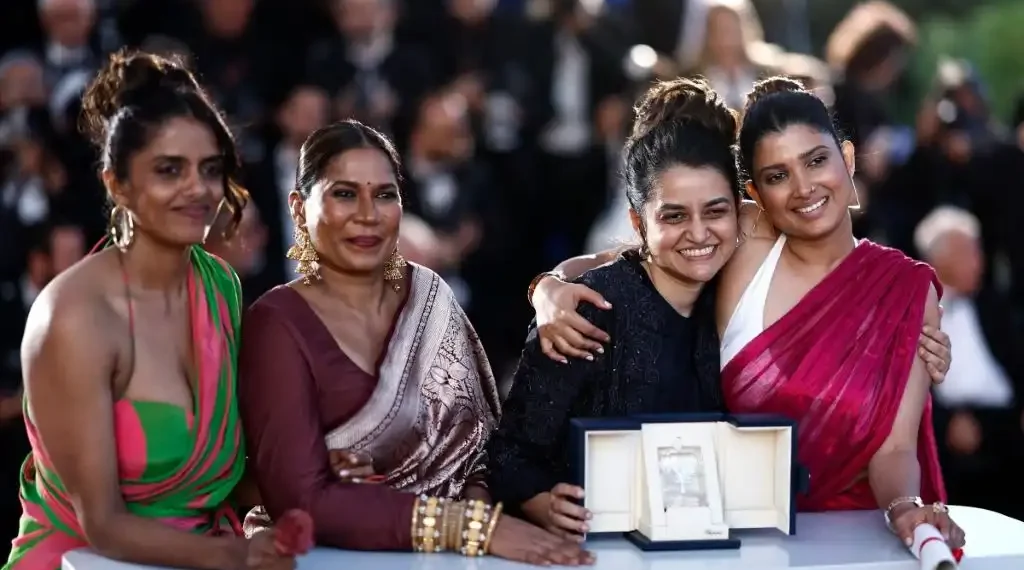 (De izquierda a derecha) Las actrices indias Kani Kusruti, Chhaya Kadam, Payal Kapadia y Divya Prabha posan durante una sesión fotográfica tras ganar el Gran Premio por la película "La luz que imaginamos" durante la Ceremonia de Clausura de la 77.ª edición del Festival de Cine de Cannes. (AFP)