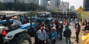 Campesinos y productores bloquean autopista Puebla-Orizaba y oficinas del SAT en Angelópolis