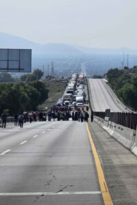 Campesinos y productores bloquean autopista Puebla-Orizaba y oficinas del SAT en Angelópolis