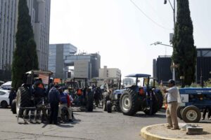 Campesinos y productores bloquean autopista Puebla-Orizaba y oficinas del SAT en Angelópolis