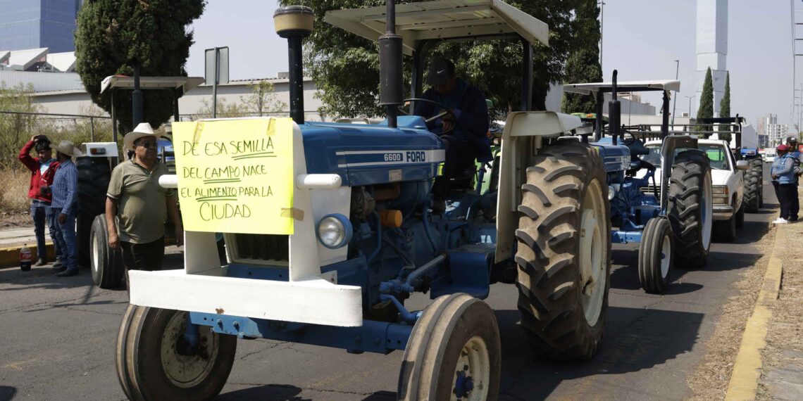 Campesinos y productores bloquean autopista Puebla-Orizaba y oficinas del SAT en Angelópolis