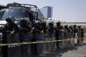 Campesinos y productores bloquean autopista Puebla-Orizaba y oficinas del SAT en Angelópolis