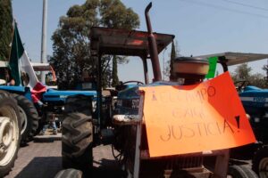Campesinos y productores bloquean autopista Puebla-Orizaba y oficinas del SAT en Angelópolis