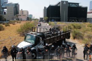 Campesinos y productores bloquean autopista Puebla-Orizaba y oficinas del SAT en Angelópolis
