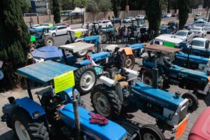 Campesinos y productores bloquean autopista Puebla-Orizaba y oficinas del SAT en Angelópolis
