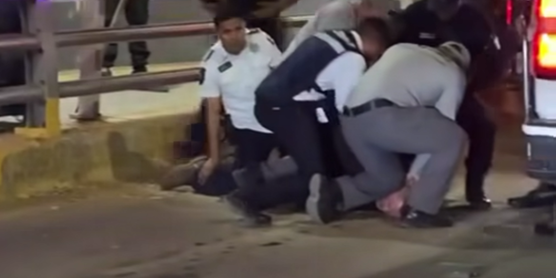 La detención fue registrada por los conductores que hacían fila para cruzar desde Juárez hacia El Paso. (Especial)