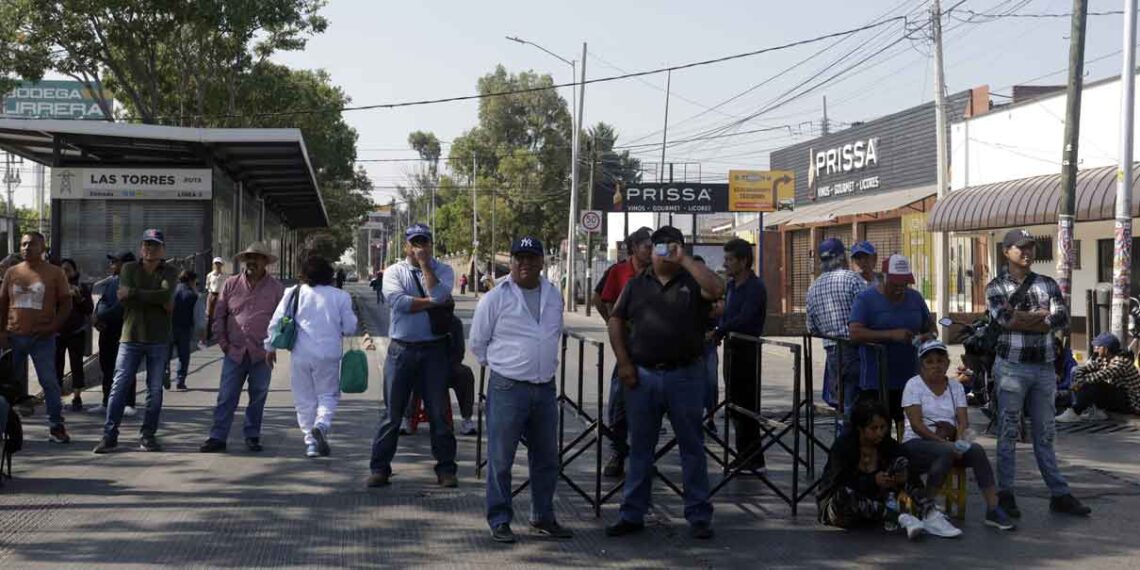 Ejidatarios cierran Valsequillo y Las Torres; conflicto agrario deja varados a usuarios del RUTA