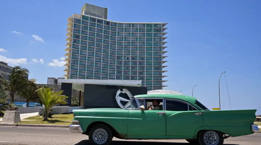 Un coche clásico de la década de 1950 pasa frente al Hotel Riviera en La Habana. (AFP)