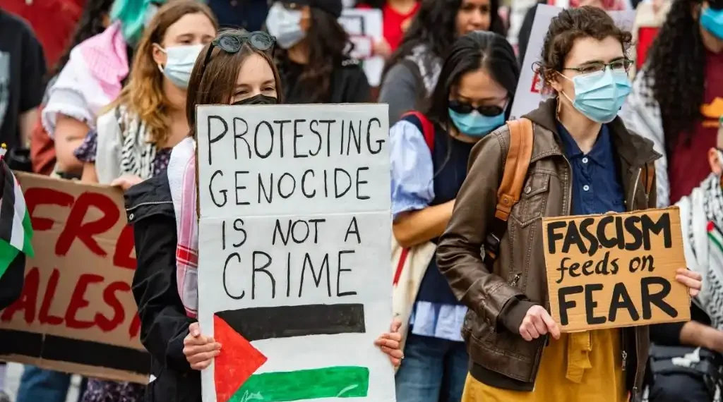 Manifestantes se congregan en Cambridge Common para protestar contra la postura de Harvard sobre la guerra en Gaza y mostrar su apoyo al pueblo palestino, frente a la Universidad de Harvard en Cambridge, Massachusetts, el 25 de abril de 2025. (AFP)