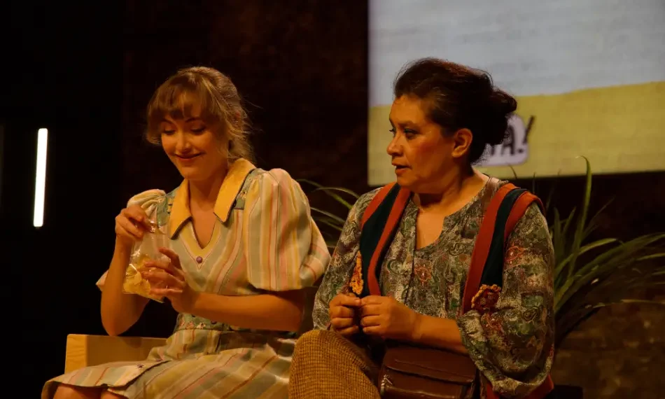 En escena las actrices Renata Zalvidea (izquierda)  y Carmen Ramos en la obra "Las partículas de Dios". (Cortesía / Alberto Santiago)