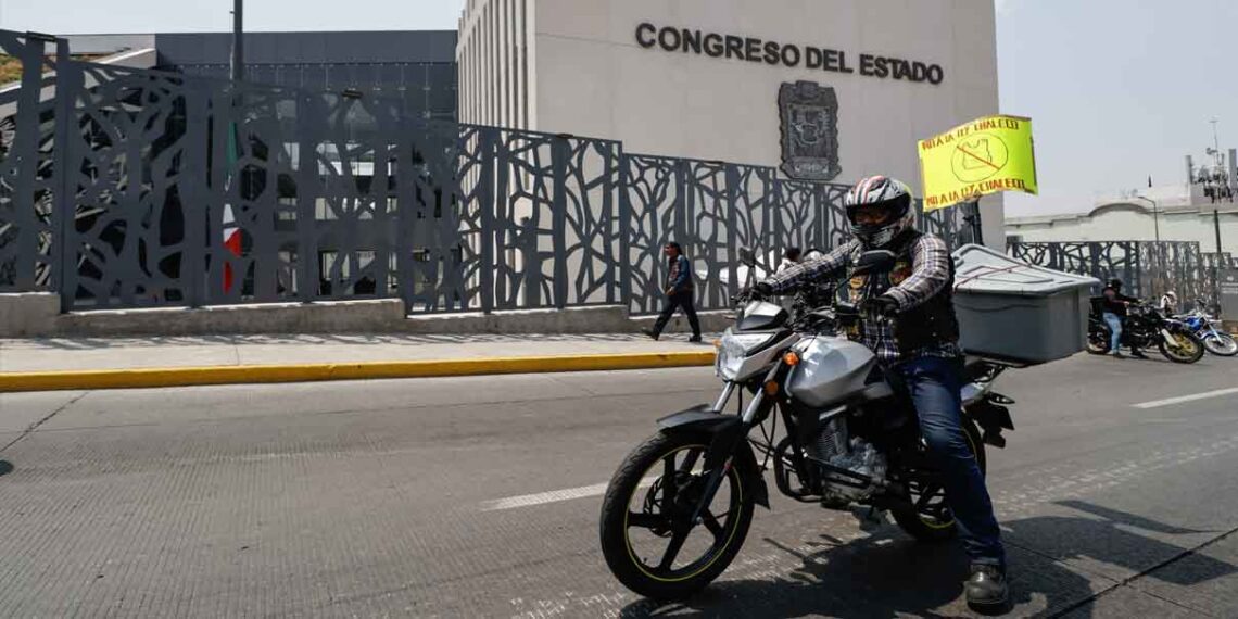Motociclistas de Puebla dicen NO a la ‘Ley Chaleco’; portar placas en casco y chaleco los criminaliza, dicen