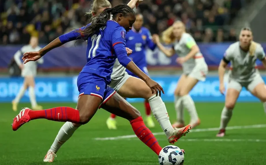 La centrocampista francesa número 11, Kadidiatou Diani (centro), patea el balón durante el partido del grupo A2 de la Liga de Naciones Femenina de la UEFA entre Francia e Islandia. (AFP)