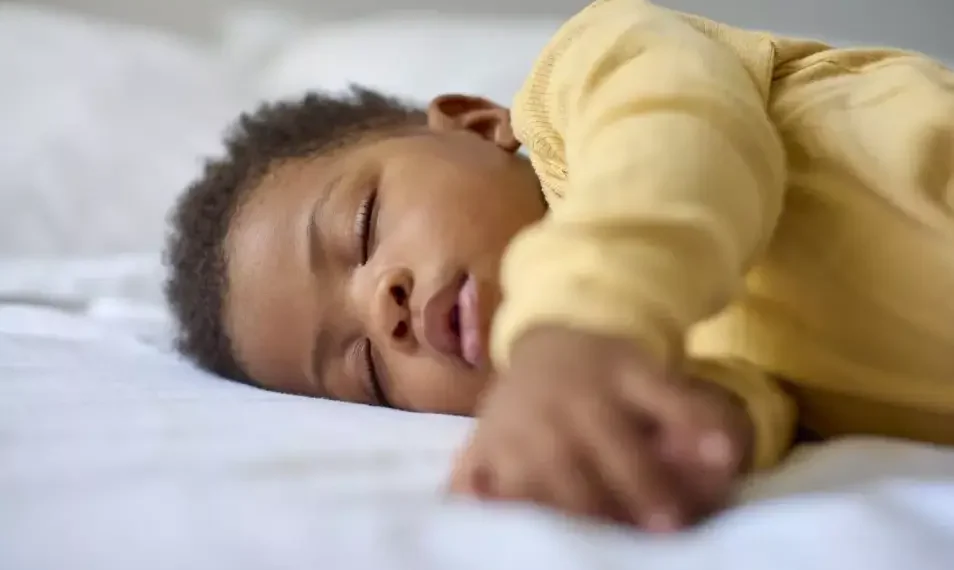 Primer plano de una niña durmiendo en la cama de sus padres en casa. (Especial)