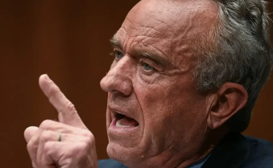 El secretario de Salud y Servicios Humanos de Estados Unidos, Robert F. Kennedy Jr., testifica ante una audiencia sobre la propuesta presupuestaria del presidente para el año fiscal 2026 . (AFP)